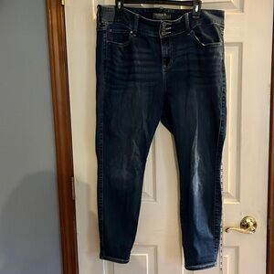 Torrid-size 18 short-medium wash-three butterfly jagging‘s Jeans. Super soft.